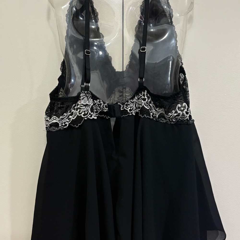 Elegant Black Lace Women's Pajama - Picture 5 of 7